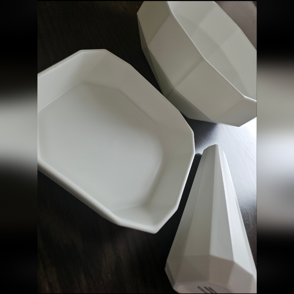 Tiffany & Co. White Geometric Ceramic Dish Set